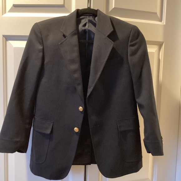 Nordstrom blazer with 2 gold buttons to close and 3 buttons on sleeve. Navy